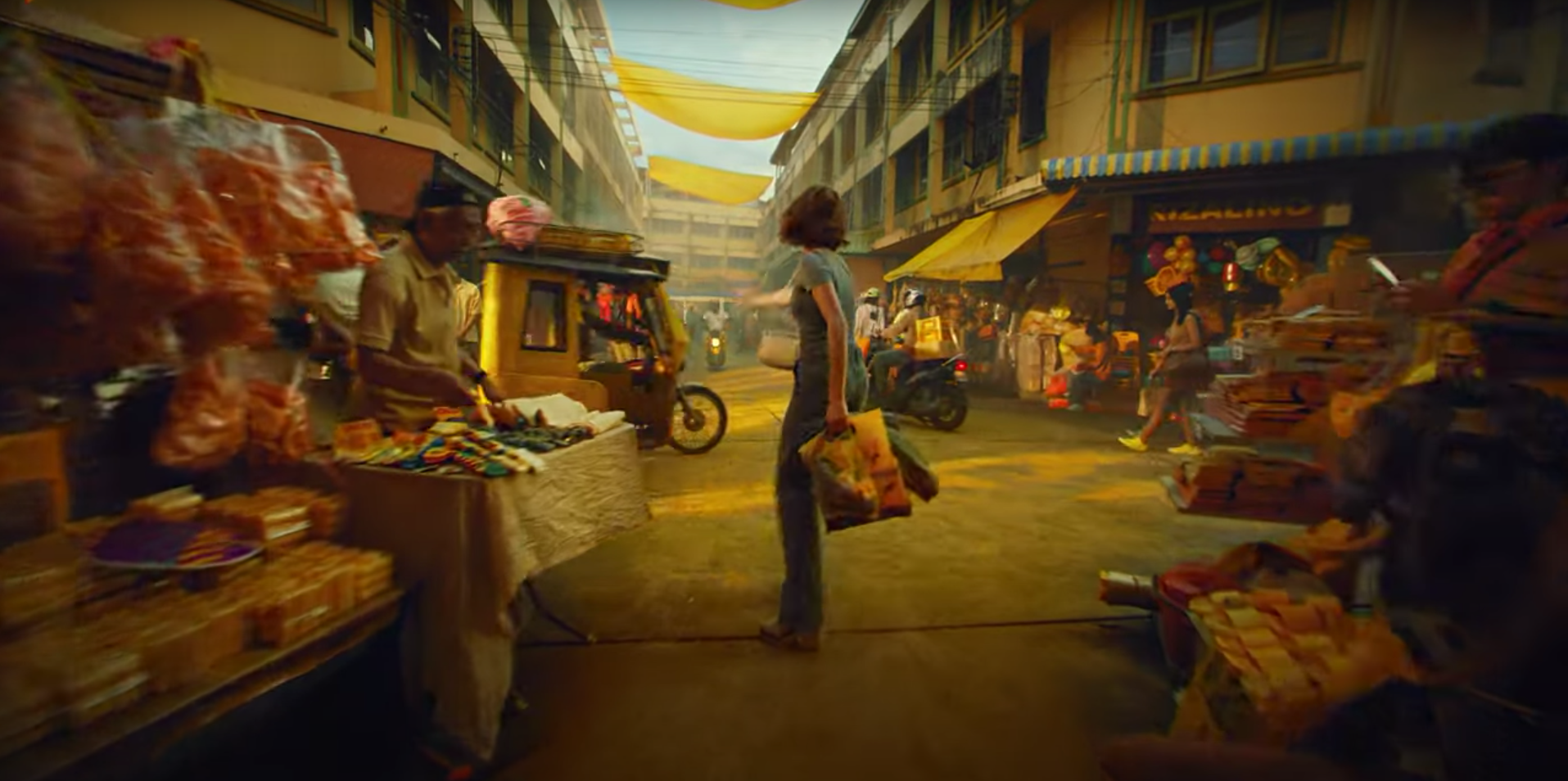 Image d’affiche vidéo Delta Sync d’une femme dans un marché en plein air